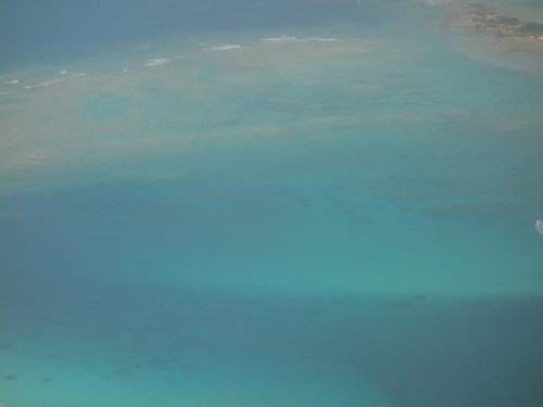 機上から見た沖縄の海