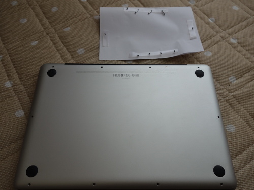 MacBook Pro用のバッテリーの入った箱