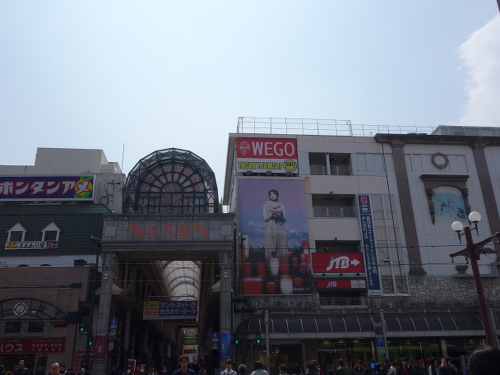 電車通りの反対側の天文館アーケード街