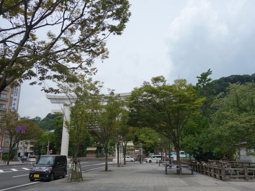 照国神社と城山観光ホテル