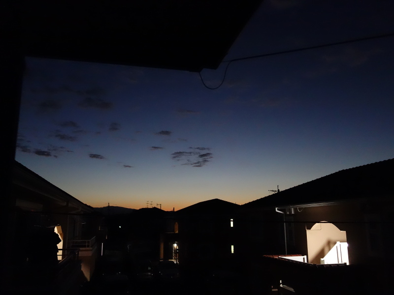 ベランダから見た早朝の東の空