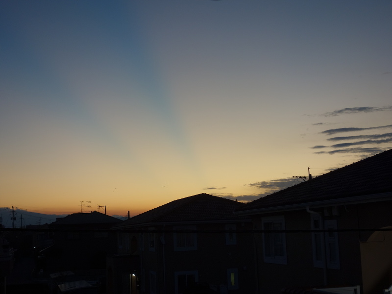 太陽が昇る前の薄明光線