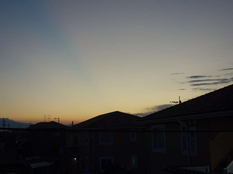 太陽が昇る前の薄明光線