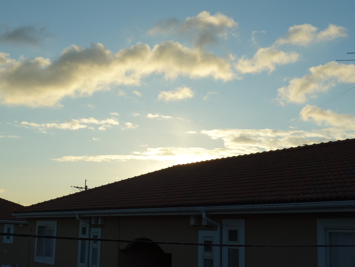 ベ ランダから見た早朝の東の空