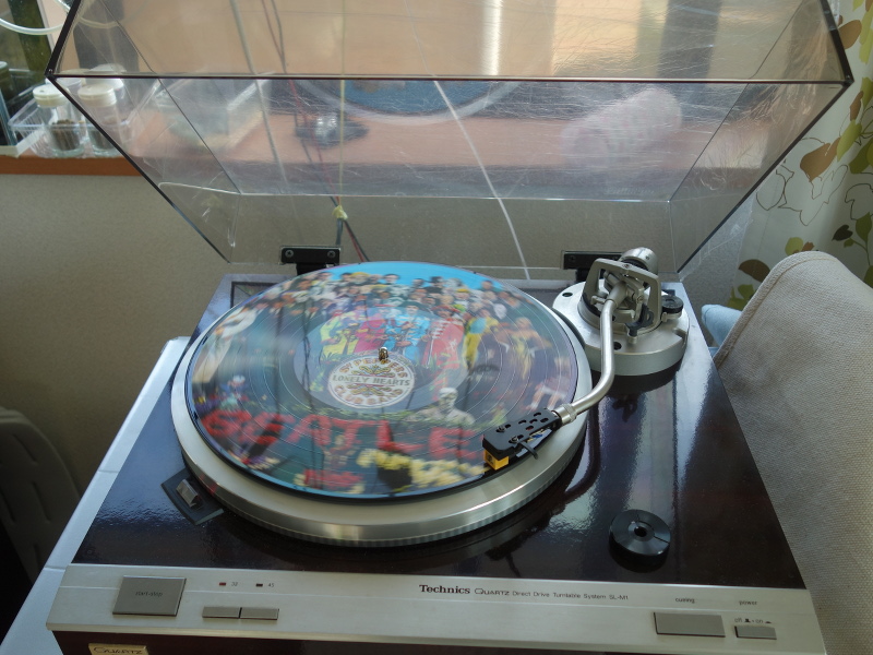 レコ ードプレーヤー Technics SL-M1とSgt.Pepper's Lonely Hearts Club BandのPicture Disc