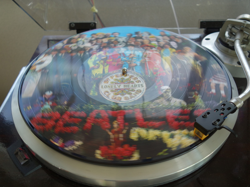 レコ ードプレーヤー Technics SL-M1のターンテーブル上で回転しているSgt.Pepper's Lonely Hearts Club Bandの Picture Disc